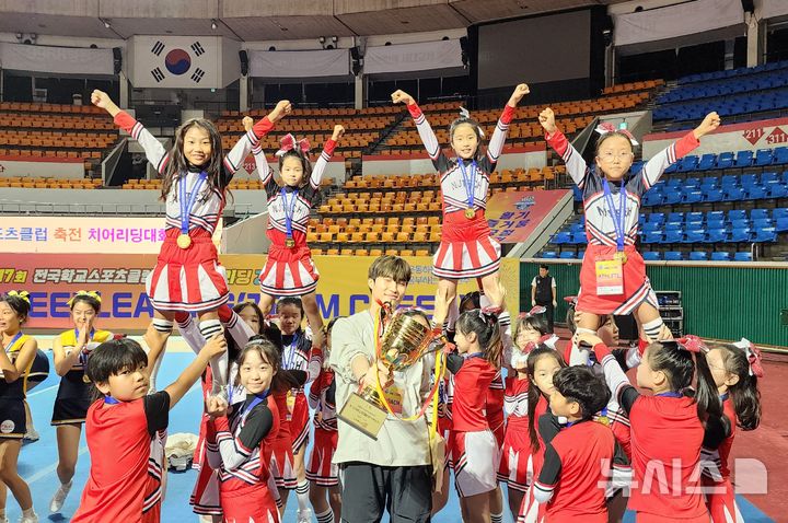 [화성=뉴시스] 화성 정현초 치어리딩팀이 26일 제17회 전국학교스포츠클럽 축전 치어리딩 경기에서 우승한 후 기념촬영을 하고 있다.(사진=화성오산교육지원청 제공)2024.10.29.photo@newsis.com