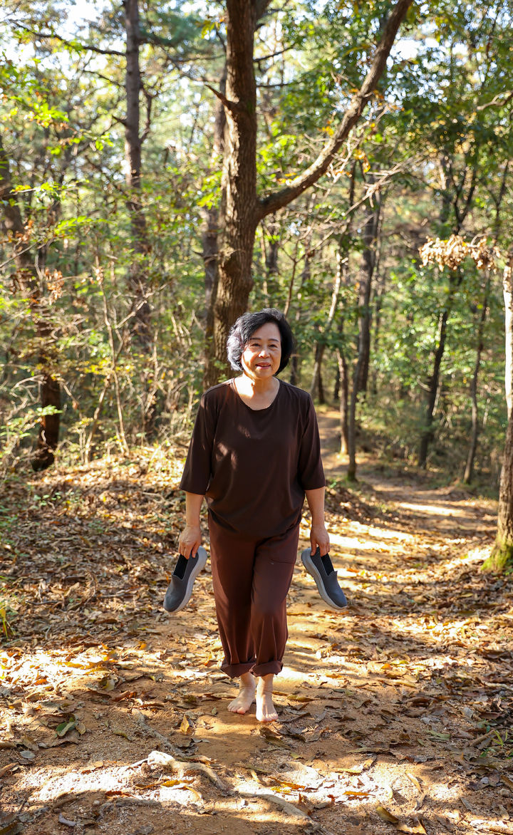 [계룡=뉴시스] 최국락 계룡시의원이 왕대산 맨발 산책길을 점검하고 있다. (사진=계룡시의회 제공) 2024.10.29. photo@newsis.com *재판매 및 DB 금지