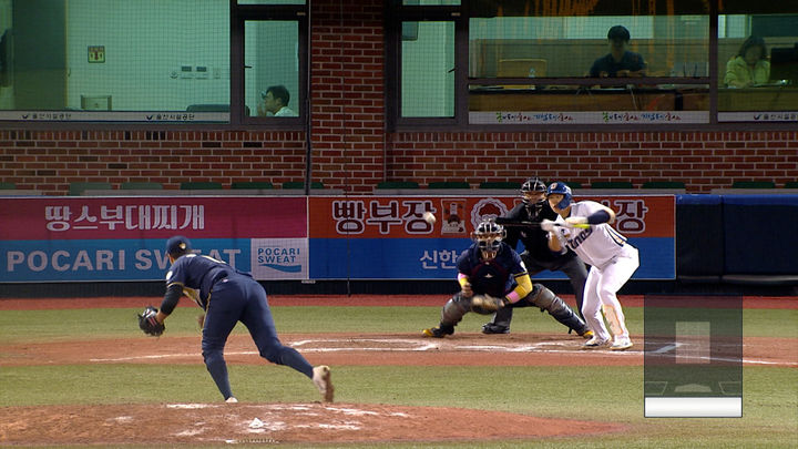 [서울=뉴시스] NC 다이노스 김한별이 28일 울산 문수구장에서 열린 2024 울산 KBO 가을리그 준결승전에서 팀 LMB(멕시칸리그 연합)를 상대로 스퀴즈번트를 시도, 결승타의 주인공이 됐다. (사진=KBO 제공) 2024.10.29.  *재판매 및 DB 금지