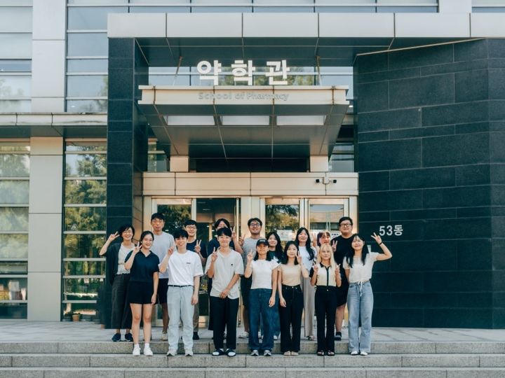 김훈 성균관대 약학과 교수 연구팀이 성균관대 약학관 앞에서 단체사진을 촬영하고 있다. (사진=성균관대 제공) *재판매 및 DB 금지