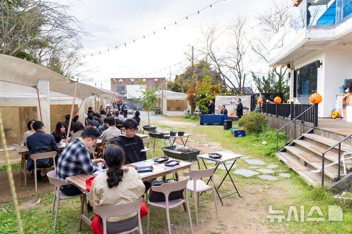 [세종=뉴시스]민경천 전국한우협회 회장이 '한우 먹는 날'(11월1일)을 맞아 지난 28일 농림축산식품부 출입기자를 대상으로 간담회를 열고 기자들의 질문에 답변하고 있다.(사진=한우협회 제공)