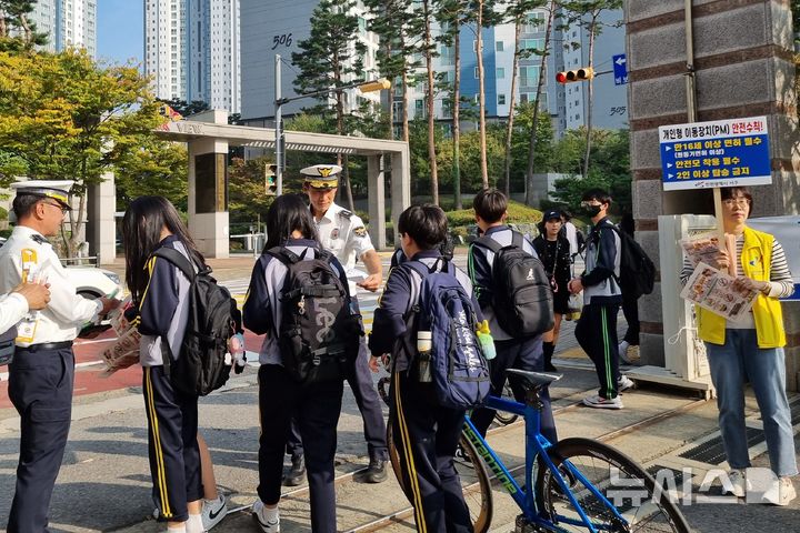 [인천=뉴시스] 인천 서구 청라동 해원중·고등학교에서 진행된 교통안전 캠페인 모습. (사진=서부경찰서 제공)