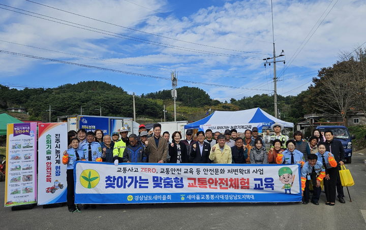 [진주=뉴시스]진주시, 유관기관 합동 농기계 현장 순회 수리 및 안전교육 실시. *재판매 및 DB 금지