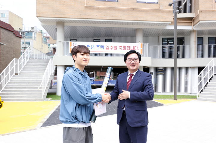 [서울=뉴시스]박일하 동작구청장이 지난 4월 ‘만원주택’ 입주식에서 ù 입주자와 기념사진을 촬영하고 있다. 2024.10.29. (사진=동작구 제공) *재판매 및 DB 금지