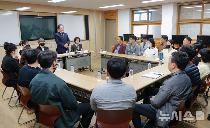 [전주=뉴시스] 서거석 전북특별자치도교육감은 29일 교권침해 현장인 전주A초등학교를 방문해 학교 교직원과 학부모들을 만나 악성 민원에 대해 엄정 대응을 약속했다. 2024.10.29 (사진= 전북자치도교육청 제공)  *재판매 및 DB 금지