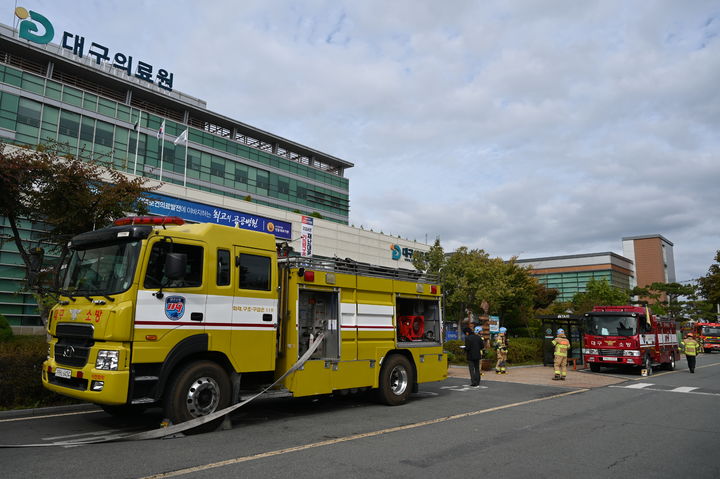 [대구=뉴시스] 대구서부소방서는 29일 서구 중리동에 있는 대구의료원 본관에서 무각본 실전형 긴급구조 종합훈련을 실시했다. (사진=대구서부소방서 제공) 2024.10.29. photo@newsis.com *재판매 및 DB 금지