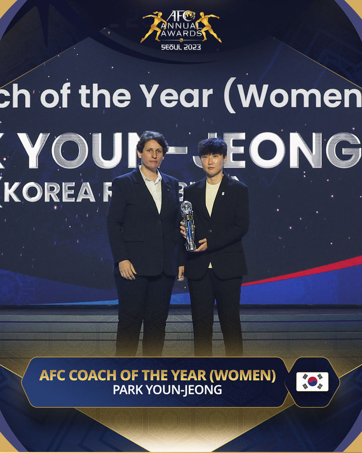 [서울=뉴시스] 29일 AFC 애뉴얼 어워즈 서울 2023에서 올해의 여자 지도상을 받은 박윤정 감독. (사진=AFC SNS 캡처)  *재판매 및 DB 금지