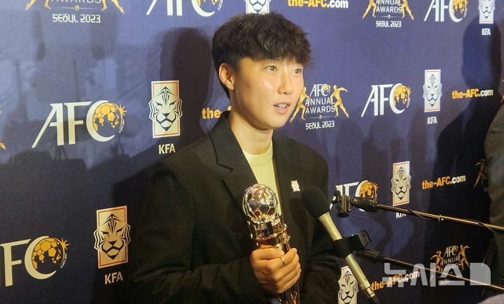 [서울=뉴시스] 김진엽 기자= 29일 오후 서울 동대문구 경희대학교 평화의전당서 열린 AFC 애뉴얼 어워즈 서울 2023에서 올해의 여자 지도자상을 받은 박윤정 한국 여자 20세 이하(U-20) 대표팀 감독이 취재진과 인터뷰하고 있다. 2024.10.29. wlsduq123@newsis.com 