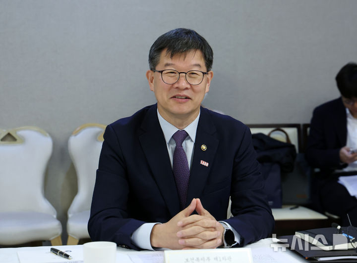 [서울=뉴시스] 배훈식 기자 = 이기일 보건복지부 제1차관이 29일 오전 서울 종로구 정부서울청사에서 열린 2024년 제4차 장기요양위원회에서 발언하고 있다. 2024.10.29. dahora83@newsis.com