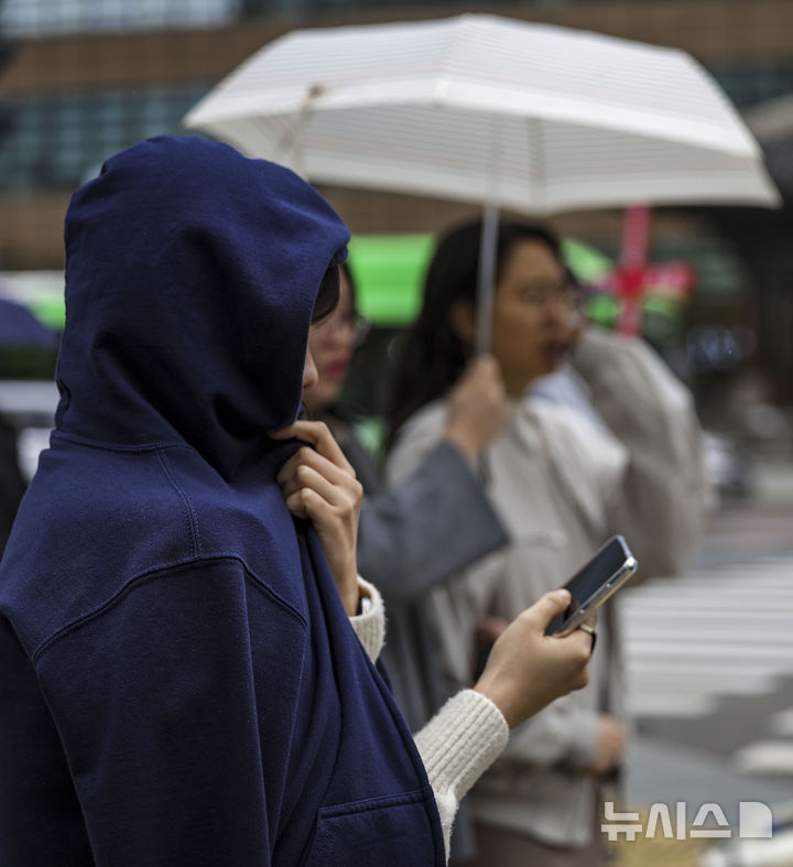 [서울=뉴시스] 정병혁 기자 = 비가 내린 29일 서울 종로구 광화문광장에서 우산을 쓴 시민들이 이동하고 있다. 2024.10.29. jhope@newsis.com