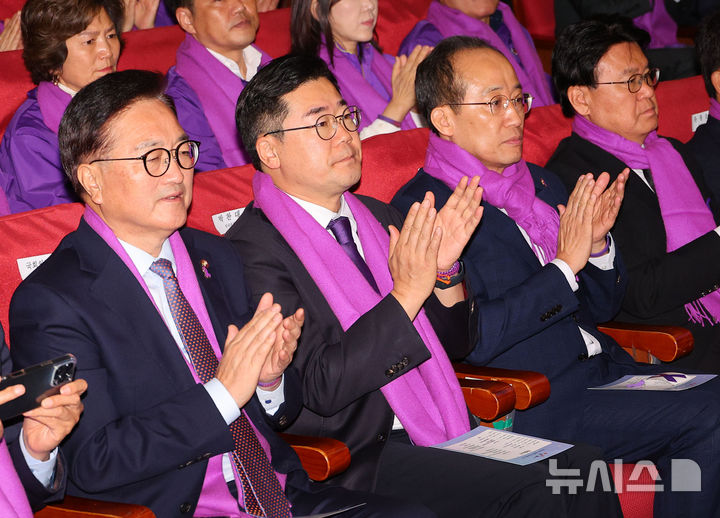 [서울=뉴시스] 권창회 기자 = 우원식 국회의장(왼쪽부터)과 추경호 국민의힘 원내대표, 박찬대 더불어민주당 원내대표, 황운하 조국혁신당 원내대표가 29일 오전 서울 여의도 국회 의원회관에서 열린 10.29 이태원참사 2주기 국회 추모제에서 박수치고 있다. (공동취재) 2024.10.29. photo@newsis.com