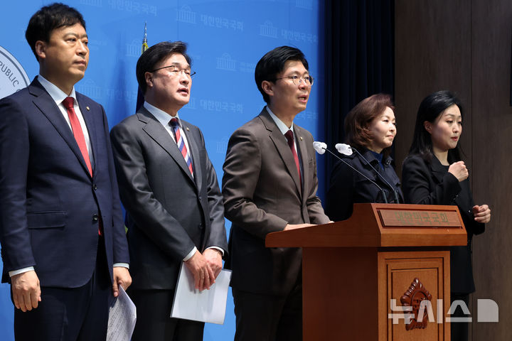 [서울=뉴시스] 조성우 기자 = 지난달 29일 오후 서울 여의도 국회 소통관에서 조정훈 국민의힘 교육위원회 간사를 비롯한 의원들이 이날 법안심사소위원회를 열고 고교 무상교육 재원 분담 기간 연장 법안인 지방교육재정교부금법 개정안을 위원회 대안으로 의결한 것에 대한 규탄 기자회견 하고 있다. 왼쪽부터 정성국, 김대식, 조정훈, 김민전 의원. 2024.11.24. xconfind@newsis.com