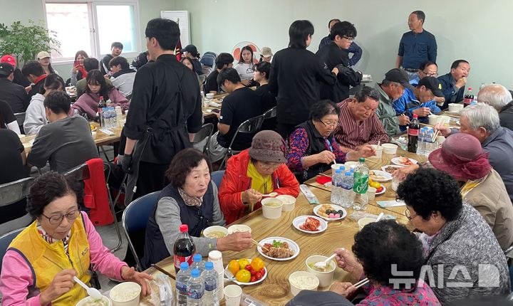 전남농협·초당대, 어르신 점심 식사 봉사 활동 펼쳐. (사진=전남농협 제공) photo@newsis.com *재판매 및 DB 금지