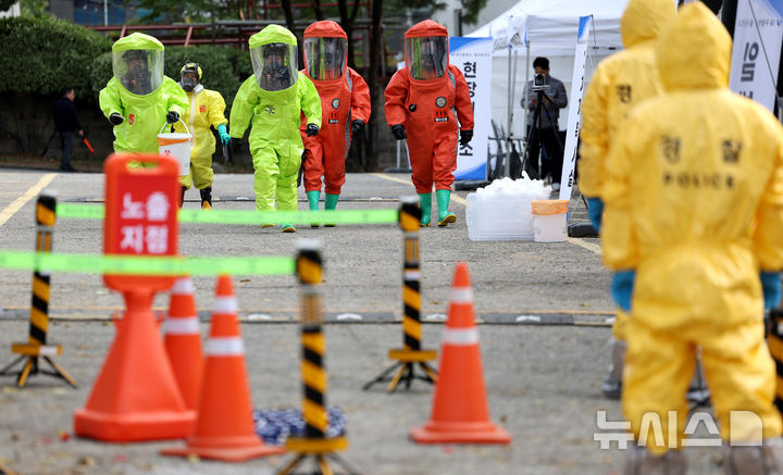 [대구=뉴시스] 이무열 기자 = 29일 대구 중구 계명대학교 대구동산병원 제3주차장에서 ‘2024년 대구시 중구 생물테러 대비·대응 대규모 모의훈련’이 진행되고 있다. 이번 모의훈련은 바이러스·세균·곰팡이·독소 등을 이용해 인명 피해를 일으키는 생물테러에 대한 대비·대응 능력을 강화하기 위해 마련됐다. 2024.10.29. lmy@newsis.com