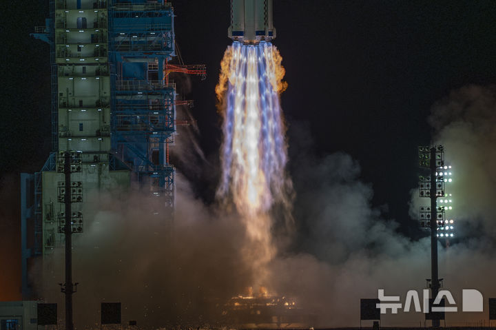 [주취안=AP/뉴시스] 지난해 10월 30일 중국 간쑤성 주취안 위성발사기지에서 선저우 19호를 탑재한 창정 2호 로켓이 발사되고 있다. 유인 우주선에는 중국에서 세 번째로 우주 임무에 나서는 여성 우주인 왕하오쩌를 비롯해 차이쉬저, 쑹링둥 등 3명의 우주인이 탑승했다. 이들은 지난해 4월 지구를 떠난 선저우 18호 승무원들과 교대해 우주 정거장 '톈궁'에서 약 6개월간 임무를 수행한다. 2025.02.28.