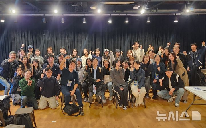 [서울=뉴시스] '24시간 연극제' 참가자들. (사진=삼일로창고극장 제공) photo@newsis.com *재판매 및 DB 금지