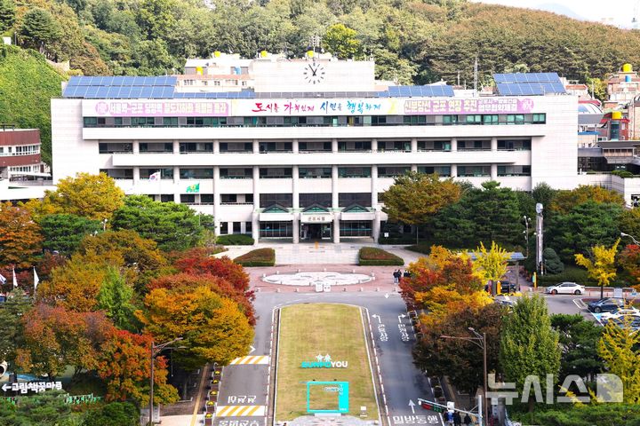 [군포=뉴시스] 단풍이 아름답게 물든 군포시청 전경.   (사진=뉴시스 DB). photo@@newsis.com