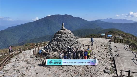 [구례=뉴시스] 지리산 노고단에서 반달가슴곰 복원 20주년을 기념하는 캠페인이 펼쳐지고 있다. (사진=지리산전남사무소 제공) 2024.10.30. photo@newsis.com *재판매 및 DB 금지