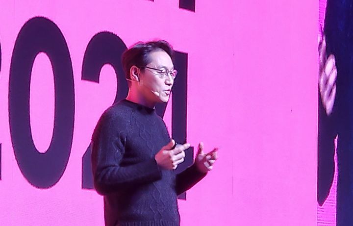 [서울=뉴시스] 주동일 기자 = 송재하 우아한형제들 CTO가 29일 서울 강남 그랜드 인터컨티넨탈 서울 파르나스에서 열린 '우아한테크콘퍼런스 2024'에서 오프닝노트를 하고 있다. 2024.10.30 *재판매 및 DB 금지