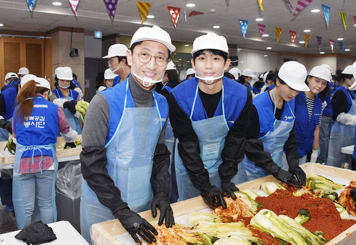 [세종=뉴시스] 김윤상 기획재정부 차관이 10월 30일 서울 동작구 상도종합사회복지관에서 열린 '제17기 행복공감봉사단 5차 봉사활동'에 참석해 봉사단원들과 김장을 하며 기념촬영을 하고 있다. (사진=기획재정부 제공) *재판매 및 DB 금지