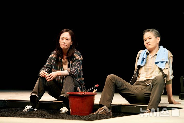 [서울=뉴시스] 연극 '시차' 공연 모습. (사진=두산아트센터 제공)  photo@newsis.com *재판매 및 DB 금지