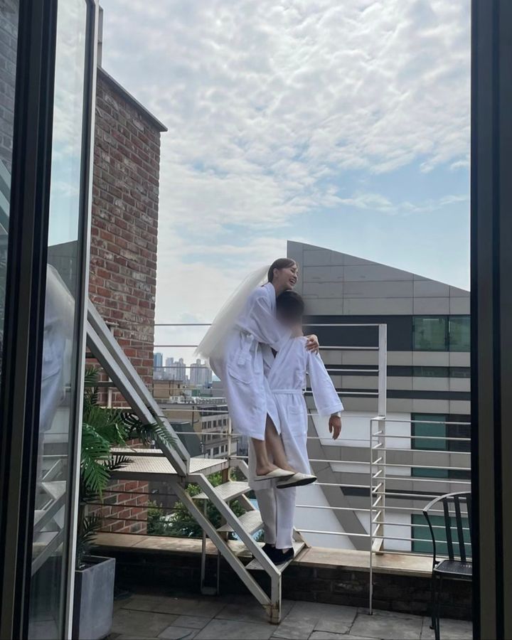 [서울=뉴시스] 그룹 '슈가' 출신 아유미가 결혼 2주년을 자축했다. (사진=아유미 인스타그램 캡처) 2024.10.30. photo@newsis.com *재판매 및 DB 금지