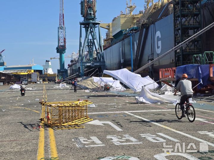 [울산=뉴시스] 30일 HD현대중공업 울산 본사에서 사내 도로에 천막을 설치하려는 노조 조합원들과 사측 경비대원들이 충돌한 이후 천막들이 쓰러져 있다. (사진=HD현대중공업 노동조합 제공) 2024.10.30. photo@newsis.com