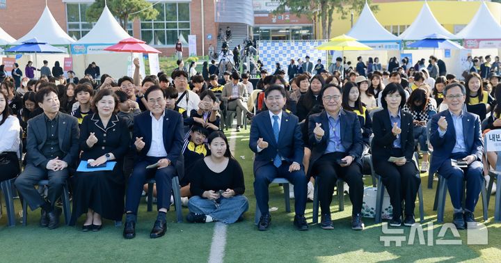 [완주=뉴시스] 윤수봉 전북도의원(오른쪽 네번째)이 30일 완주창의예술미래공간 ‘꿈이공’에서 진행된 ‘완주교육한마당’에 참석해 서거석 전북교육감(왼쪽 세번째) 등과 기념촬영을 하고 있다. 2024.10.30 *재판매 및 DB 금지