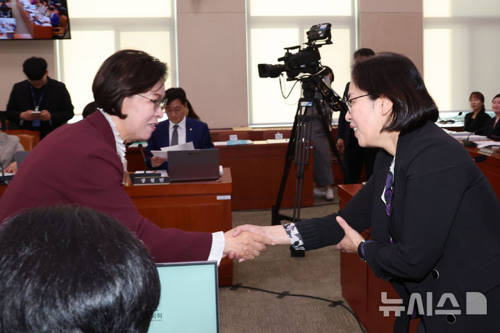 [서울=뉴시스] 권창회 기자 = 이인선 국회 여가위원장이 30일 오전 서울 여의도 국회에서 열린 여성가족위원회 국정감사에서 신영숙 여성가족부 장관 직무대행과 악수하고 있다. 2024.10.30. kch0523@newsis.com