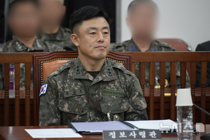 [서울=뉴시스] 국회사진기자단 = 12·3 비상계엄 사태와 관련해 내란 등 혐의로 고발된 문상호 정보사령관과 노상원 전 정보사령관이 긴급체포됐다. 사진은 문 사령관이 지난달 30일 오전 서울 여의도 국회에서 열린 정보위원회 국정감사에 출석해 자리하고 있는 모습.2024.10.30. photo@newsis.com