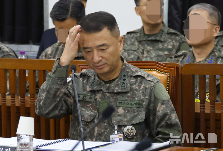 [서울=뉴시스] 국회사진기자단 = 원천희 국방정보본부장이 30일 오전 서울 여의도 국회에서 열린 정보위원회 국정감사에서 머리를 긁적이고 있다.2024.10.30. photo@newsis.com