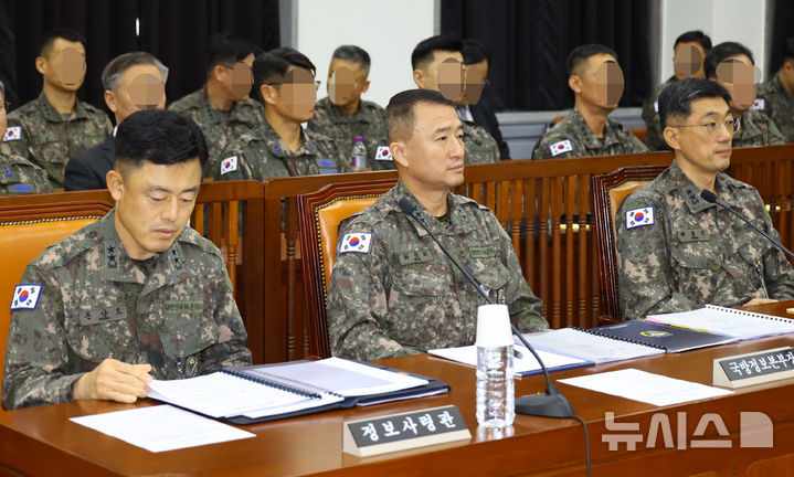 [서울=뉴시스] 국회사진기자단 = 원천희 국방정보본부장을 비롯한 참석자들이 30일 오전 서울 여의도 국회에서 열린 정보위원회 국정감사에 출석해 자리하고 있다. 사진 왼쪽부터 문상호 정보사령관, 원 정보본부장, 박종선 777사령관.2024.10.30. photo@newsis.com