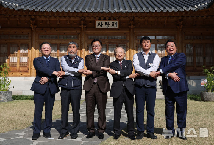 [서울=뉴시스] 고승민 기자 = 우원식 국회 의장이 30일 서울 여의도 국회 사랑재 앞에서 '국회의 사회적 대화를 위한 국회의장-노사 5단체 대표 오찬 간담회'를 하기 전 참석자들과 기념촬영하고 있다.   왼쪽부터 박일준 대한상공회의소 상근부회장, 김동명 한국노총 위원장, 우원식 국회 의장, 손경식 한국경영자총협회장, 양경수 민주노총 위원장, 배조웅 중소기업중앙회 수석부회장. 2024.10.30. kkssmm99@newsis.com