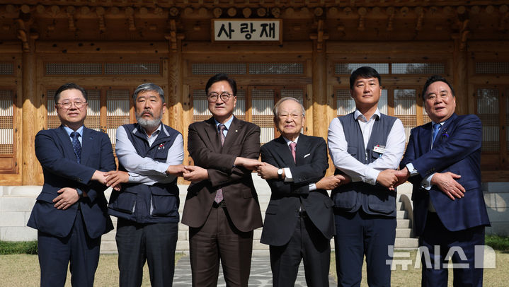[서울=뉴시스] 고승민 기자 = 우원식 국회 의장이 지난해 10월 30일 서울 여의도 국회 사랑재 앞에서 '국회의 사회적 대화를 위한 국회의장-노사 5단체 대표 오찬 간담회'를 하기 전 참석자들과 기념촬영하고 있다. 왼쪽부터 박일준 대한상공회의소 상근부회장, 김동명 한국노총 위원장, 우원식 국회 의장, 손경식 한국경영자총협회장, 양경수 민주노총 위원장, 배조웅 중소기업중앙회 수석부회장. 2024.10.30. kkssmm99@newsis.com