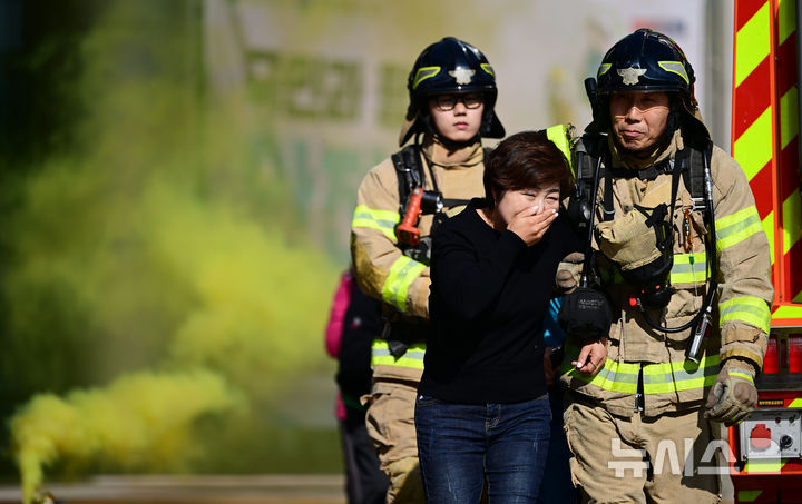 [광주=뉴시스] 이영주 기자 = 2024년 재난대응 안전한국훈련이 열린 30일 오후 광주 서구 김대중컨벤션센터에서 시민들이 건물 내부 원인 미상 화재 발생을 가정한 상황에서의 대피 훈련을 받고 있다. 2024.10.30. leeyj2578@newsis.com