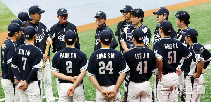 [서울=뉴시스] 홍효식 기자 = 류중일 한국 야구대표팀 감독이 지난달 30일 서울 구로구 고척스카이돔에서 진행된 2024 WBSC 프리미어12 대표팀 훈련에서 선수들과 대화하고 있다. 2024.10.30. yesphoto@newsis.com