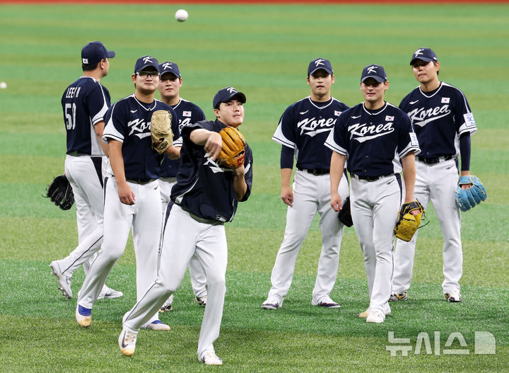 [서울=뉴시스] 홍효식 기자 = 임찬규가 30일 서울 구로구 고척스카이돔에서 2024 WBSC 프리미어12 대표팀 훈련을 하고 있다. 2024.10.30. yesphoto@newsis.com