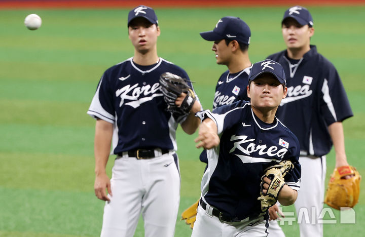 [서울=뉴시스] 홍효식 기자 = 김택연이 30일 서울 구로구 고척스카이돔에서 2024 WBSC 프리미어12 대표팀 훈련을 하고 있다. 2024.10.30. yesphoto@newsis.com