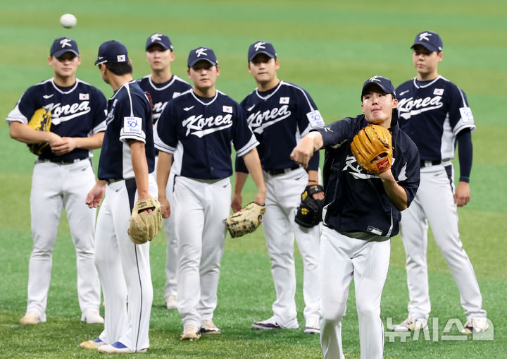 [서울=뉴시스] 홍효식 기자 = 임찬규가 30일 서울 구로구 고척스카이돔에서 2024 WBSC 프리미어12 대표팀 훈련을 하고 있다. 2024.10.30. yesphoto@newsis.com