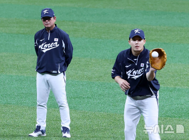 [서울=뉴시스] 홍효식 기자 = 류중일(왼쪽) 한국 야구대표팀 감독이 30일 서울 구로구 고척스카이돔에서 진행된 2024 WBSC 프리미어12 대표팀 훈련에서 임찬규 선수를 지켜보고 있다. 2024.10.30. yesphoto@newsis.com