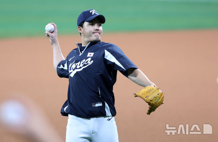 [서울=뉴시스] 홍효식 기자 = 임찬규가 30일 서울 구로구 고척스카이돔에서 2024 WBSC 프리미어12 대표팀 훈련을 하고 있다. 2024.10.30. yesphoto@newsis.com