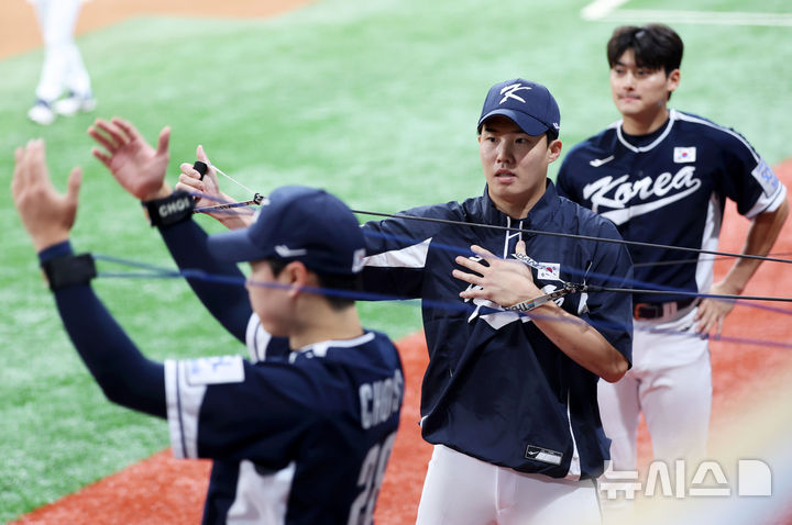 [서울=뉴시스] 홍효식 기자 = 임찬규 등 선수들이 30일 서울 구로구 고척스카이돔에서 2024 WBSC 프리미어12 대표팀 훈련에 앞서 몸을 풀고 있다. 2024.10.30. yesphoto@newsis.com