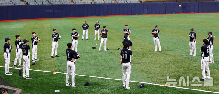 [서울=뉴시스] 홍효식 기자 = 2024 WBSC 프리미어12에 출전하는 한국 야구 대표팀이 30일 서울 구로구 고척스카이돔에서 훈련에 앞서 몸을 풀고 있다. 2024.10.30. yesphoto@newsis.com