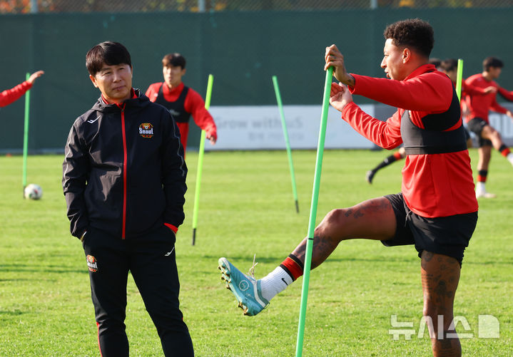 [구리=뉴시스] 황준선 기자 = 지난해 10월30일 오후 경기 구리시 GS챔피언스파크에서 열린 FC서울 미디어데이 행사에서 김기동(왼쪽) FC서울 감독이 린가드와 대화하고 있다. 2024.10.30. hwang@newsis.com