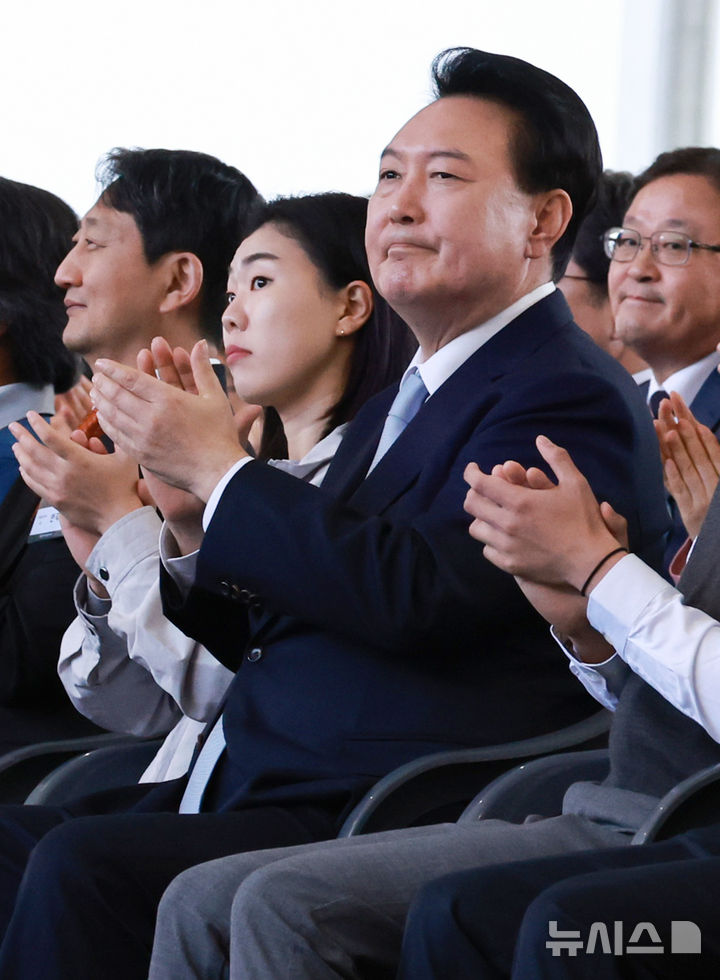 [울진=뉴시스] 최진석 기자 = 윤석열 대통령이 30일 경북 울진군 한국수력원자력 한울원자력본부에서 열린 '신한울 원전 1·2호기 종합준공 및 3·4호기 착공식'에 참석해 박수를 치고 있다. (대통령실통신사진기자단) 2024.10.30. myjs@newsis.com