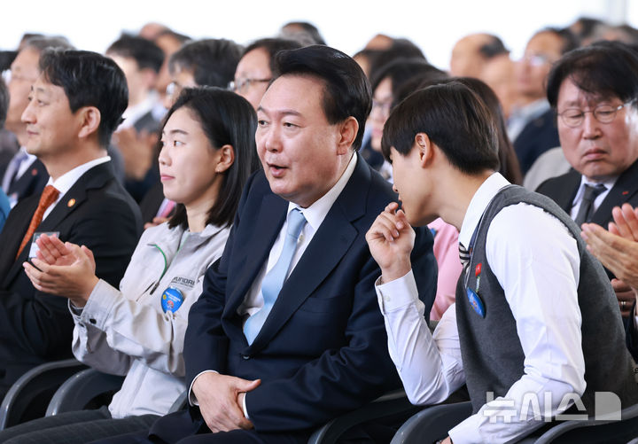 [울진=뉴시스] 최진석 기자 = 윤석열 대통령이 30일 경북 울진군 한국수력원자력 한울원자력본부에서 열린 '신한울 원전 1·2호기 종합준공 및 3·4호기 착공식'에 참석해 한국원자력마이스터고 학생과 대화를 나누고 있다. (대통령실통신사진기자단) 2024.10.30. myjs@newsis.com