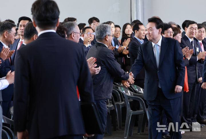 [울진=뉴시스] 최진석 기자 = 윤석열 대통령이 30일 경북 울진군 한국수력원자력 한울원자력본부에서 열린 '신한울 원전 1·2호기 종합준공 및 3·4호기 착공식'에 참석하며 김동철 한국전력 사장과 악수하고 있다. (대통령실통신사진기자단) 2024.10.30. myjs@newsis.com