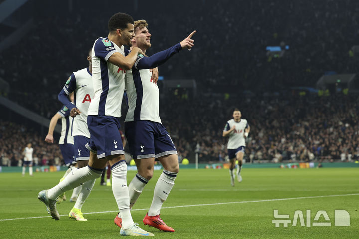 [런던=AP/뉴시스] 토트넘 홋스퍼의 티모 베르너(오른쪽)가 30일(현지시각) 영국 런던의 토트넘 홋스퍼 스타디움에서 열린 2024-25 잉글랜드 리그컵(카라바오컵) 16강전 맨체스터 시티와의 경기 전반 5분 선제골을 넣고 동료들과 기뻐하고 있다. 손흥민이 부상으로 빠진 토트넘이 2-1로 승리하고 8강에 올랐다. 2024.10.31.