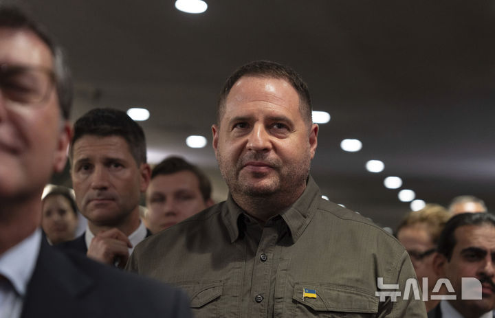 [몬트리올=AP/뉴시스] 안드리 예르막 우크라이나 대통령비서실장이 3일(현지 시간) 미국을 방문해 대(對)러시아 제재 강화를 요청했다. 사진은 지난해 10월30일 캐나다 몬트리올에서 열린 우크라이나 평화를 위한 장관급 회의 리셉션에 참석한 예르막 비서실장. 2024.12.06.