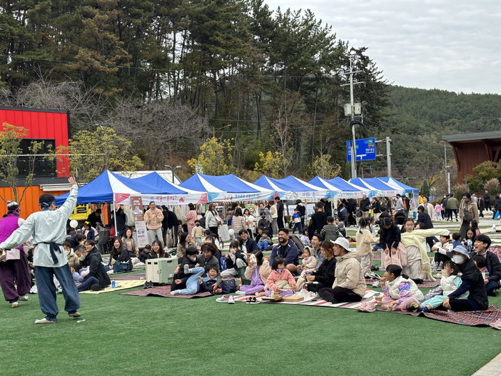 [진주=뉴시스]진주시 진양호공원 추억여행, 달고나 만들던 그때 그 시절로. *재판매 및 DB 금지